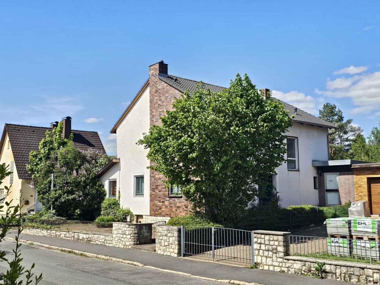 Wohnhaus mit sep. Büro