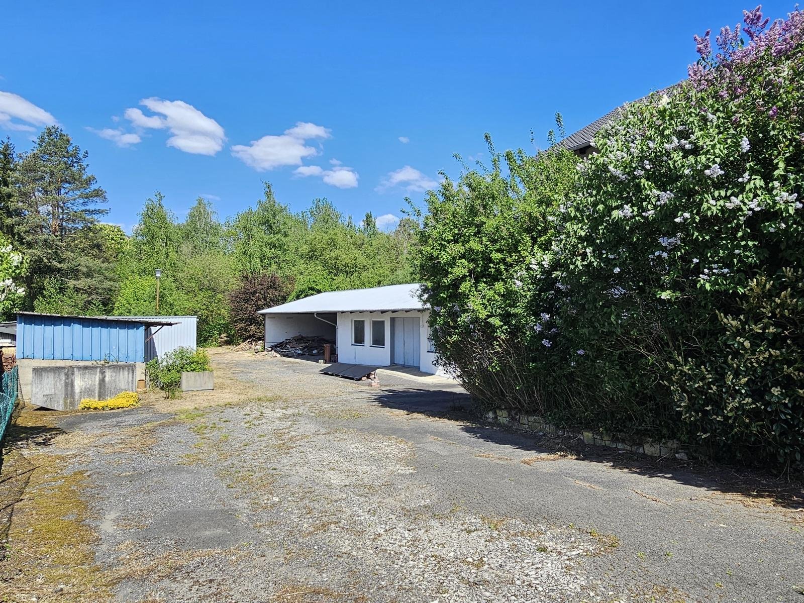 Großer Hofraum mit Werkstatt u. Garagen