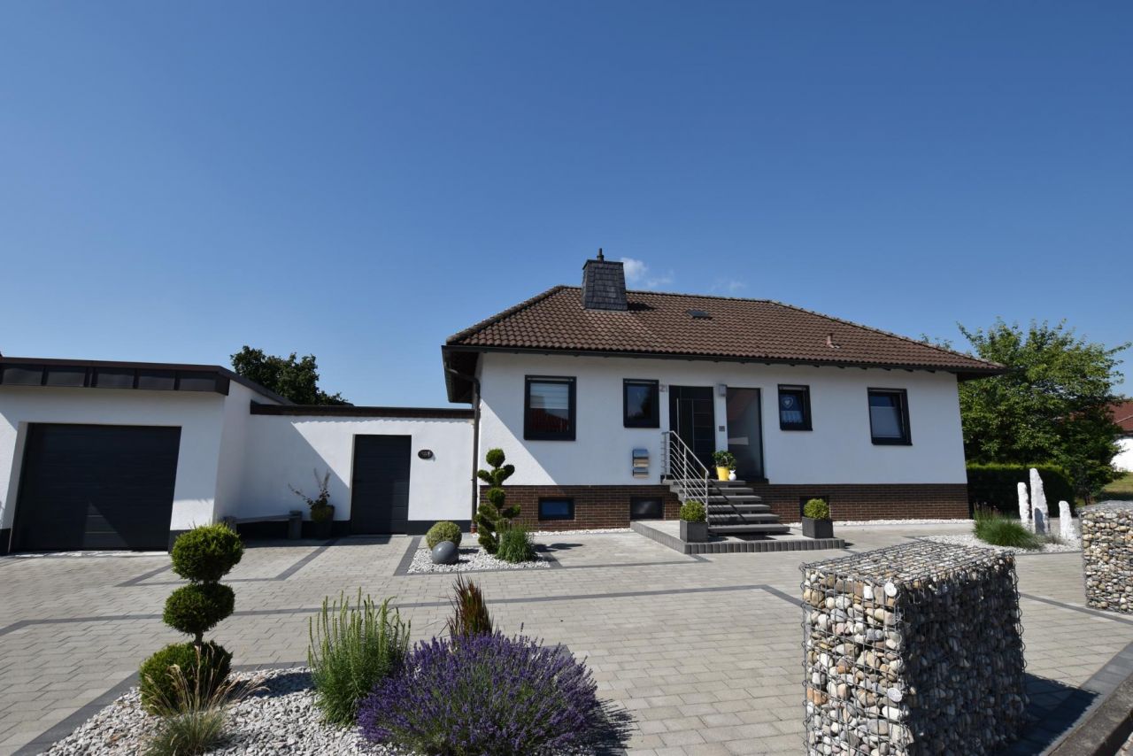 Neustadt bei Coburg: Umfangreich sanierter Bungalow ! Neustadt bei Coburg: Umfangreich sanierter Bungalow !